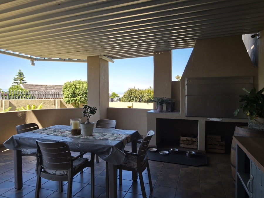 5 Bedroom Property for Sale in Wavecrest Eastern Cape